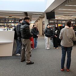 SchülerInnen in der neuen Bibliothek