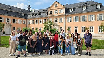 Gruppenfoto vor dem Schwetzinger Schloss