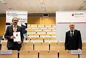 Hochschulpräsident Prof. Dr. Peter Mudra und Wissenschaftsminister Prof. Dr. Konrad Wolf (r.) bei der Unterzeichnung der Zielvereinbarungen in Worms. (Bild: HS Worms/Christopher Thiele) 