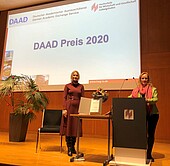 DAAD-Preisträgerin Svitlana Fedko und Kerstin Gallenstein, Leiterin des International Office der HWG LU, bei der Preisübergabe in der Aula der Hochschule. (Bild: HWG LU/ Ege)