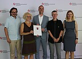 Science Minister Clemens Hoch (center) hands over the funding decision for the "PRO.SOZIAL" project at Ludwigshafen University of Business and Society to the applicants Prof. Dr. Marion Ott (2nd from left) and Prof. Dr. Karen Wagels (2nd from right) in the presence of Dean Prof. Dr. Peter Rahn and Vice President Prof. Dr. Edith Rüger-Muck.